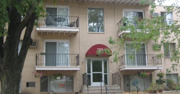 Como Lakes Apartments property